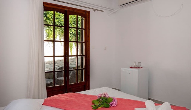 Paradeisos Double Room 6 in Zagora-Mouresi