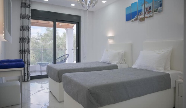 6 Bed Villa - Sleeps 15 - Pets - Pool - Jacuzzi