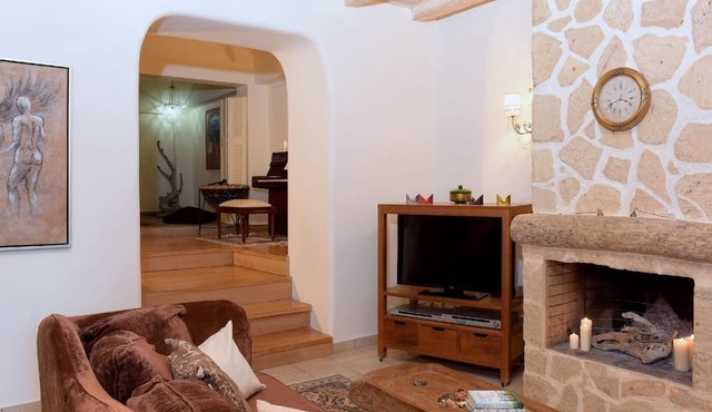 Charming stone house in Agios Matheos