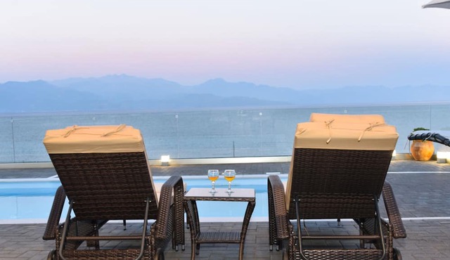 Aurora Luxury Retreat - Beachfront & Private Pool