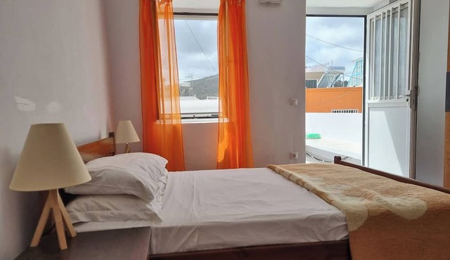 1-bed House Sleeps 4 - Free Parking, Patio, Wifi