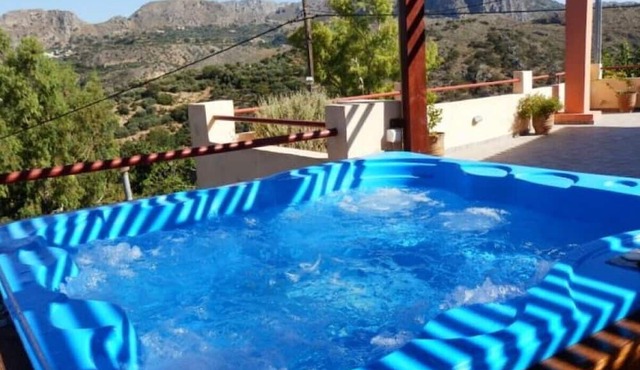 Traditional Stone Villa with Private Pool and AC, near to beautiful Beaches! in Kissamos