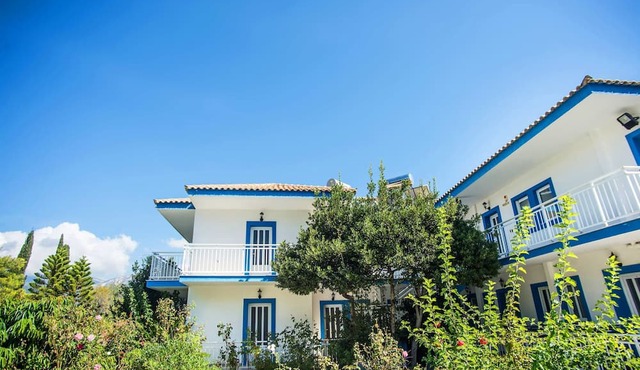 Bluewhite Studio - Garden by the Pool