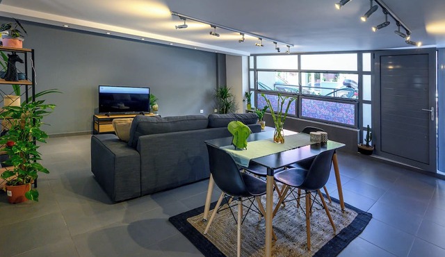 Gazi Metro APT Urban Balcony Oasis