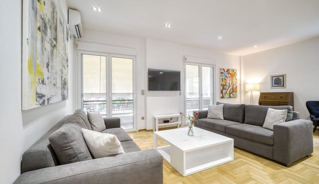 Stunning Central 180m2 4 Bedroom 3 Bath, Sleeps 12 in Athina