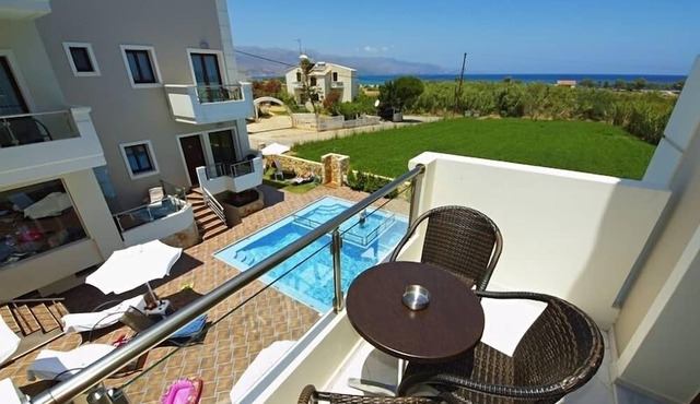 Theros Hotel in Platanias