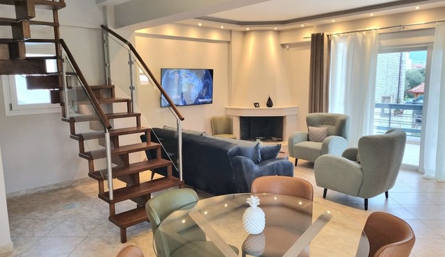 Seaside 2 level Maisonette 130sqm , 15' Macynia in Macynia