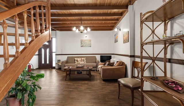 Apartment 'Angi and George House' with Shared Terrace, Wi-Fi and Air Conditioning
