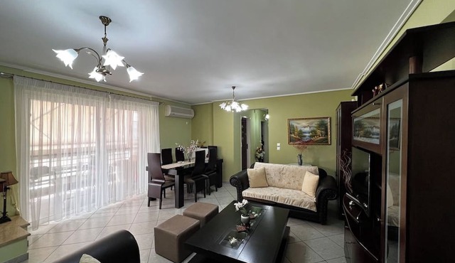 Modern 2BR Apartment Private Parking Sleeps 6 in Chalkida