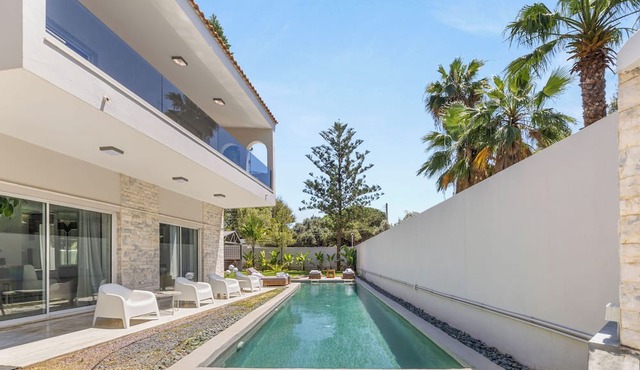 Luxury Villa with Pool,BBQ and Garden Vouliagmeni in Voula