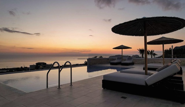 Free heated pools & 800m sea in Kissamos