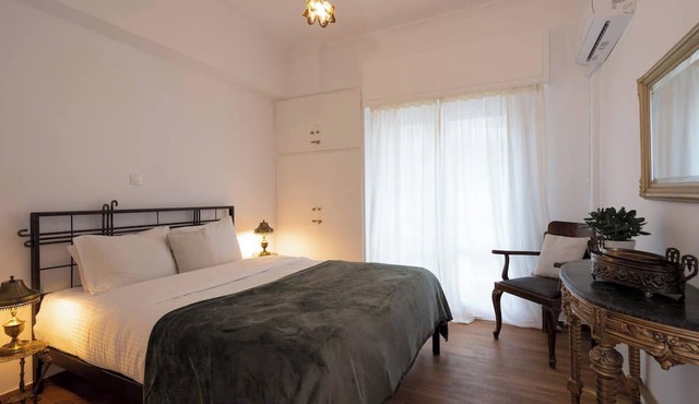 2BR Vintage & Artistic Retreat in Athens heart