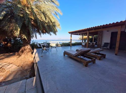 Villa Isabelle on the beach in Paralía Iríon