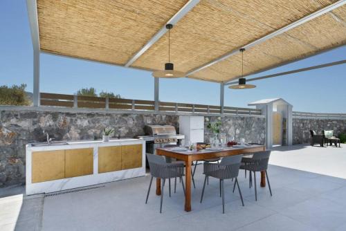 Family Villa Luna with Private Pool, Ping Pong and BBQ 1km from the beach in Sfakaki