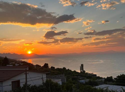 Sunset Garden Lake House in Shirokë