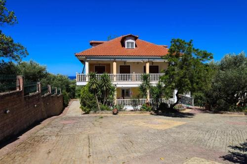 Charming Country House Just Steps from Everything
