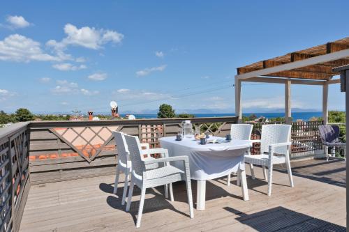 Beach Family Villa in Artemida in Artemida
