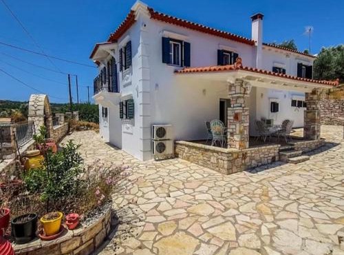 Luxury two story villa ideal for families in Koroni