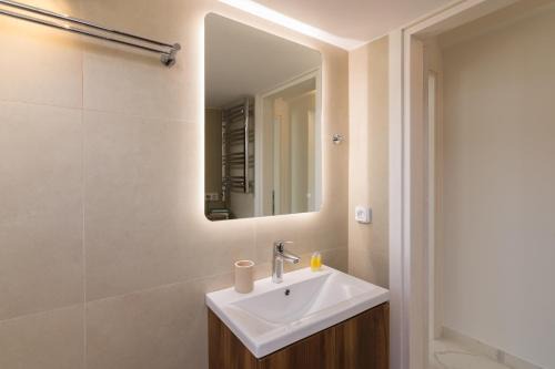 2Bdrm Bright Apartment in Dafni