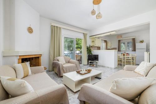Casa Mia Skopelos - Spacious 3-Bedroom House near Stafylos Beach in Skopelos Town