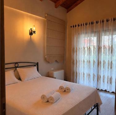 TS Villa-Mountain Views, Fireplace & Rustic Luxury in Krujë