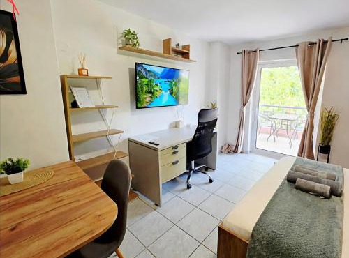The Garden Studio - Spacious Balcony in Lamía
