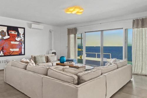 Villa Oneiro Exclusive Escape With Private Pontoon & Luxe Amenities in Évyiros