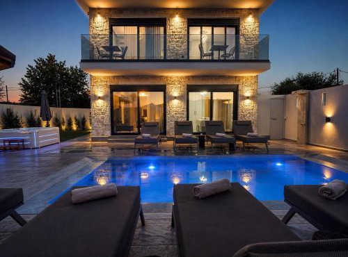 Amfi Luxury Villa 4BR with Private Pool by Villa Mana Gers in Sarakinádhon