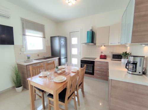 Villa with 2 bedrooms - 2 bathrooms - Private pool - WiFi 350 Mbps in Haraki