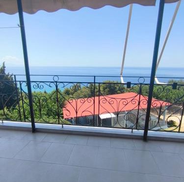 Paradisos in Loutsa