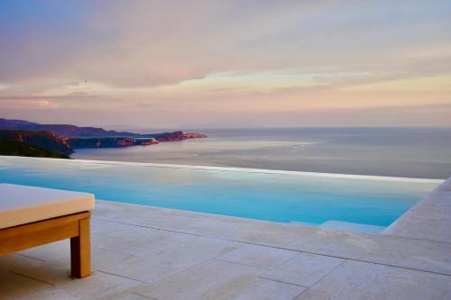Apiron Luxury Villa