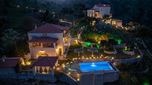 Geroulios Villas - 'Heated' Pools - Holiways Collection in Vatoudhiáris