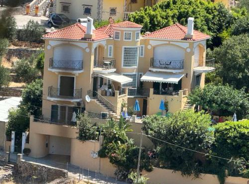 Villa Tzitzifies in Kouroukláta