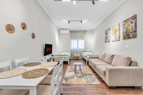 "Olive & Bloom" entire vila with Pool & Private Parking in Berat