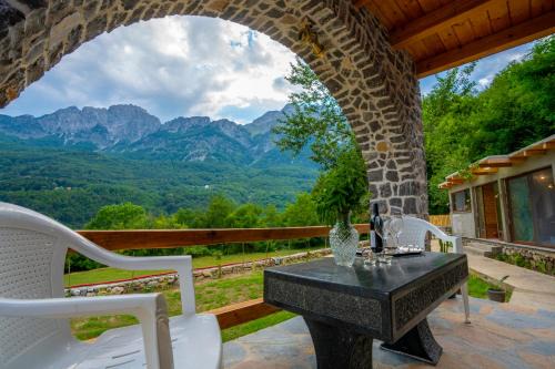 villa prelatheth in Theth