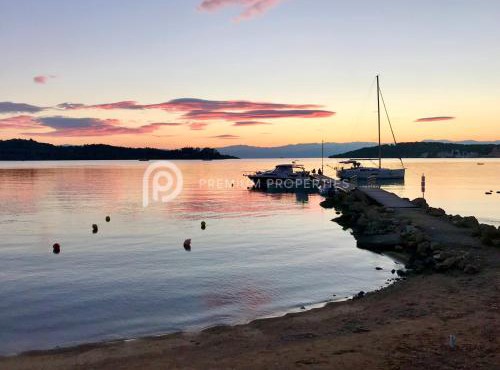 Villa Tranquility - Walk to the Beach with Infinity Pool in Porto Heli