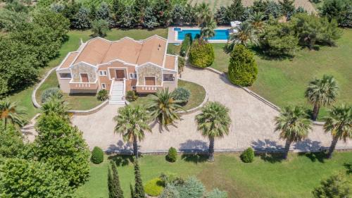 Leone Luxury Villas in Kalamaki